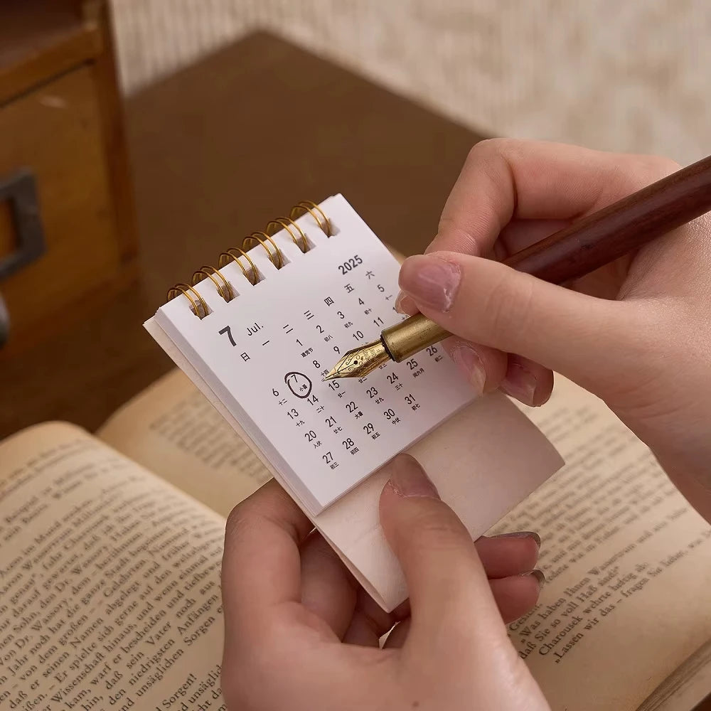 2026 Mini eenvoudige bureaukalender - Creatieve spiraalgebonden kalender voor desktopdecoratie en kantoorbenodigdheden