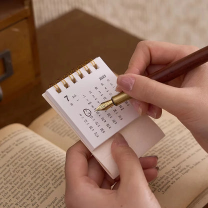 2026 Mini eenvoudige bureaukalender - Creatieve spiraalgebonden kalender voor desktopdecoratie en kantoorbenodigdheden